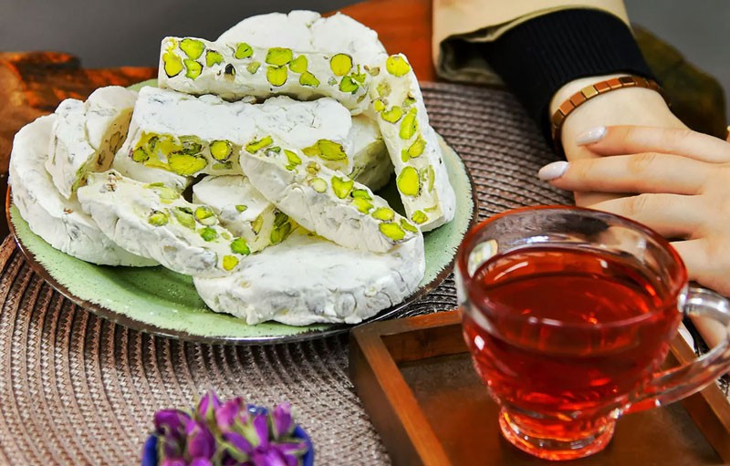 بشقاب گز و چایی