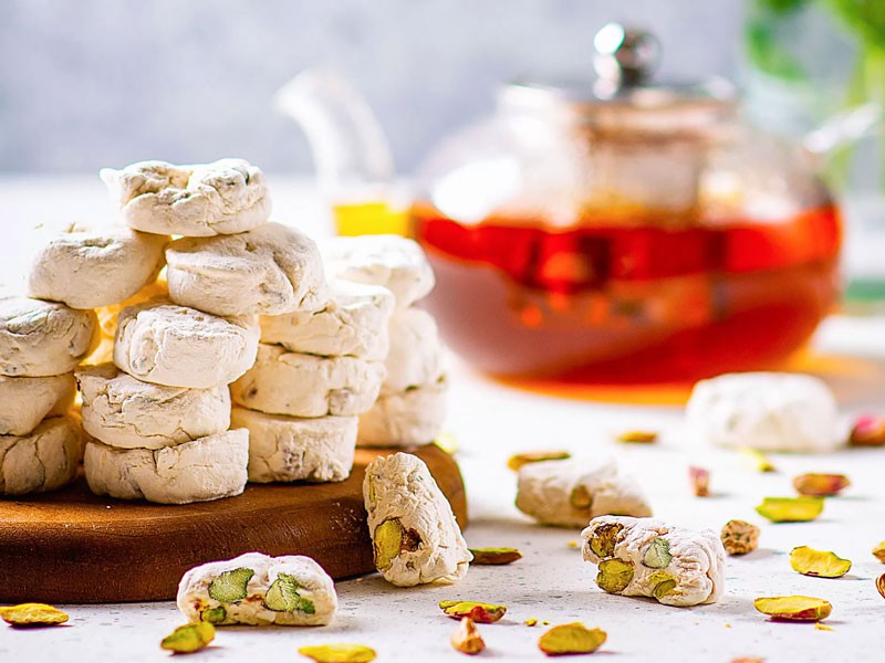 بشقاب گز و قوری چایی