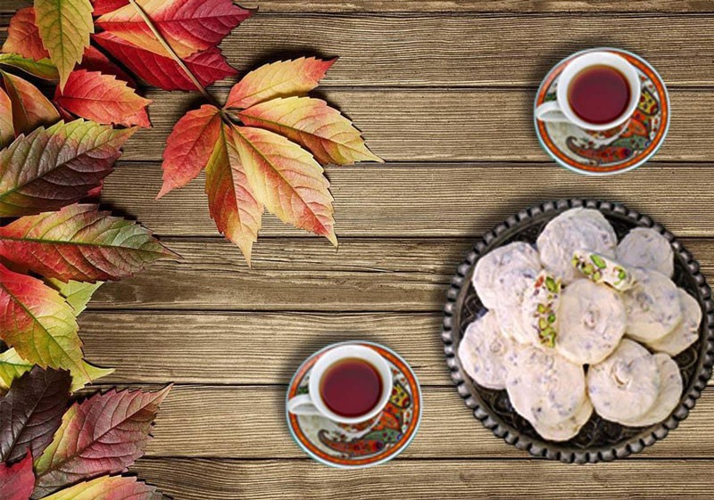 گز آردی کنار دو فنجان چایی