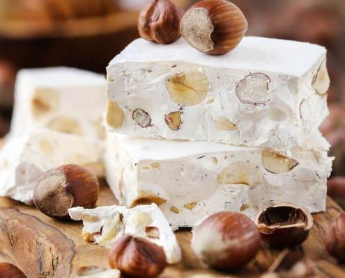 مغز فندق در گز