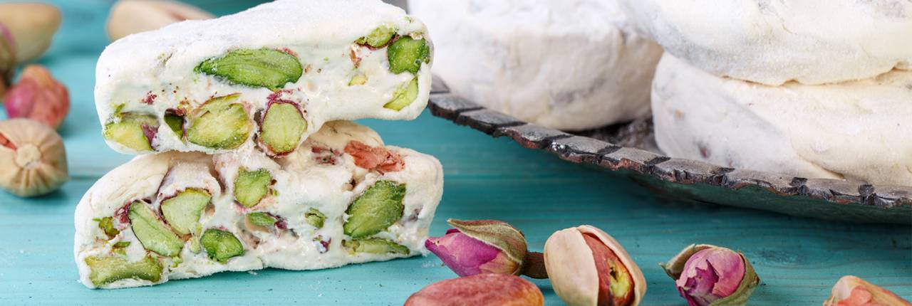 گز آردی اصفهان به همراه پسته و گل گز آردی اصفهان به همراه پسته و گل