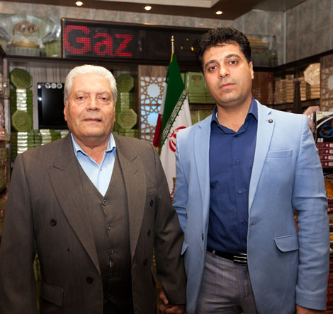 حاج آقا شمس و پسرشان در مغازه